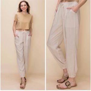 Jogger pant in light sand color with pockets